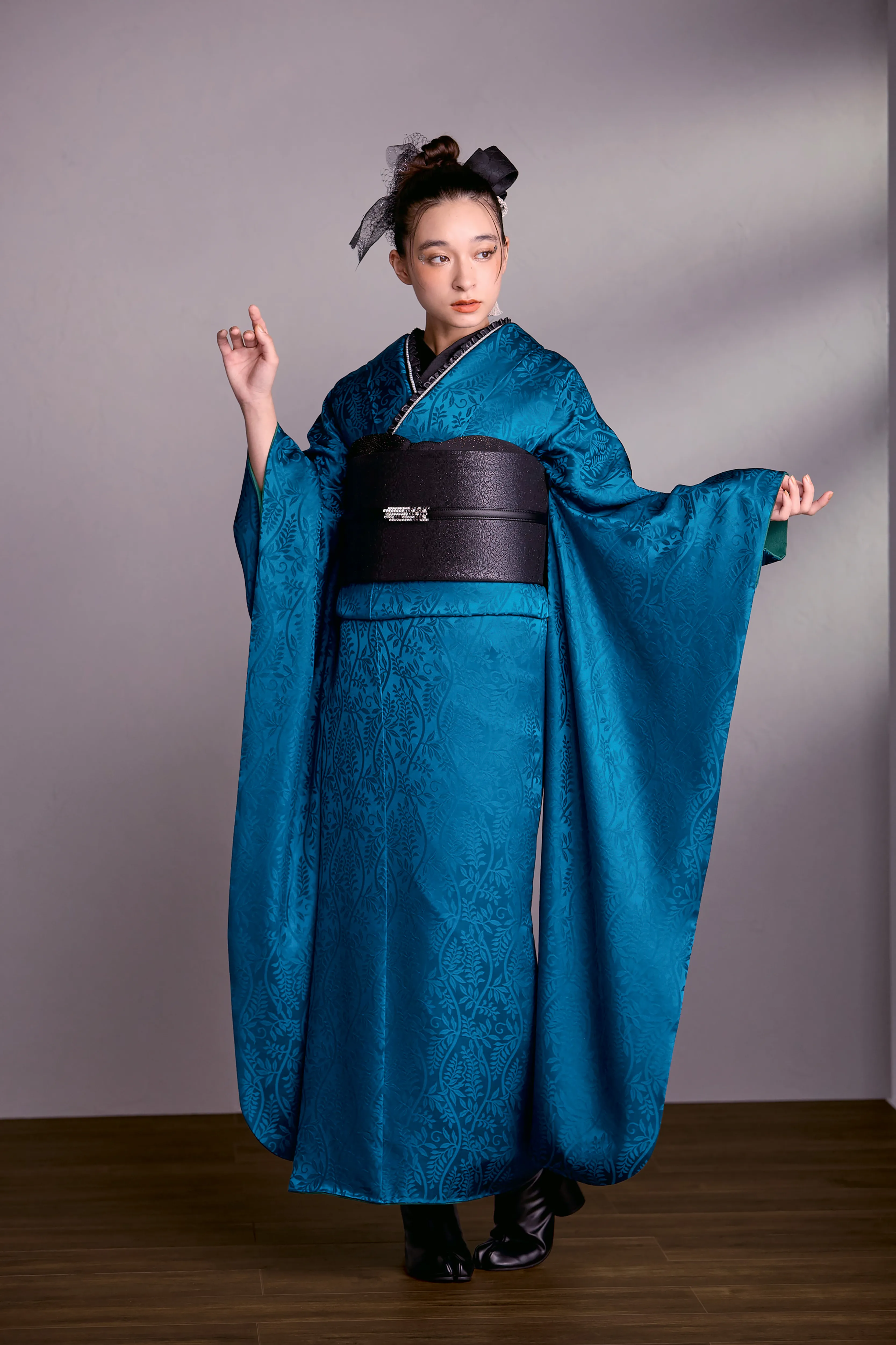 成人式　振袖　LOOKBOOK 　ヴィンテージ　オシャレ　シック　ブルー　無地　青色　ターコイズブルー