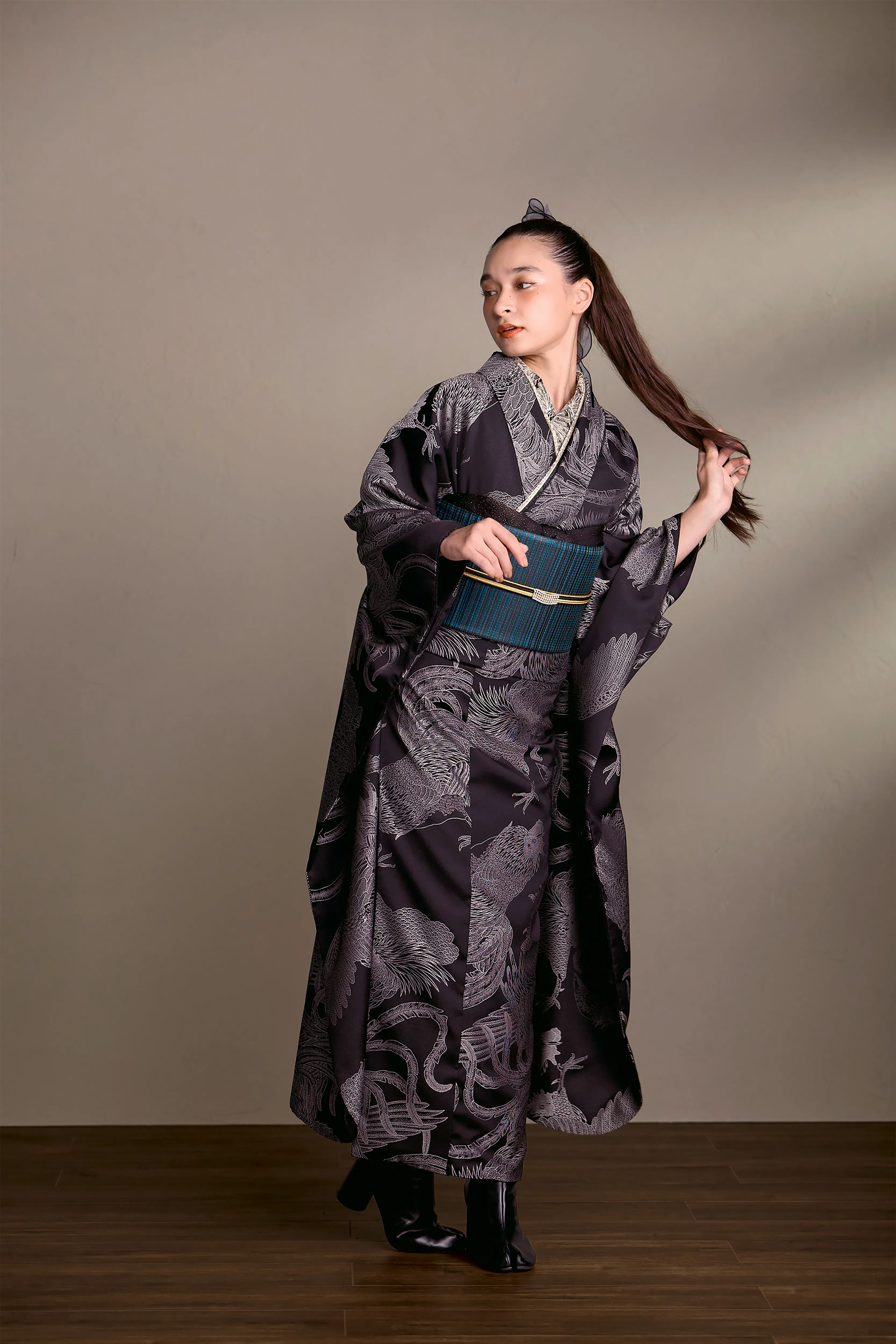 成人式　振袖　LOOKBOOK 　ヴィンテージ　オシャレ　シック　ブラック　黒色　誰ともかぶらない　シンプル　グレー