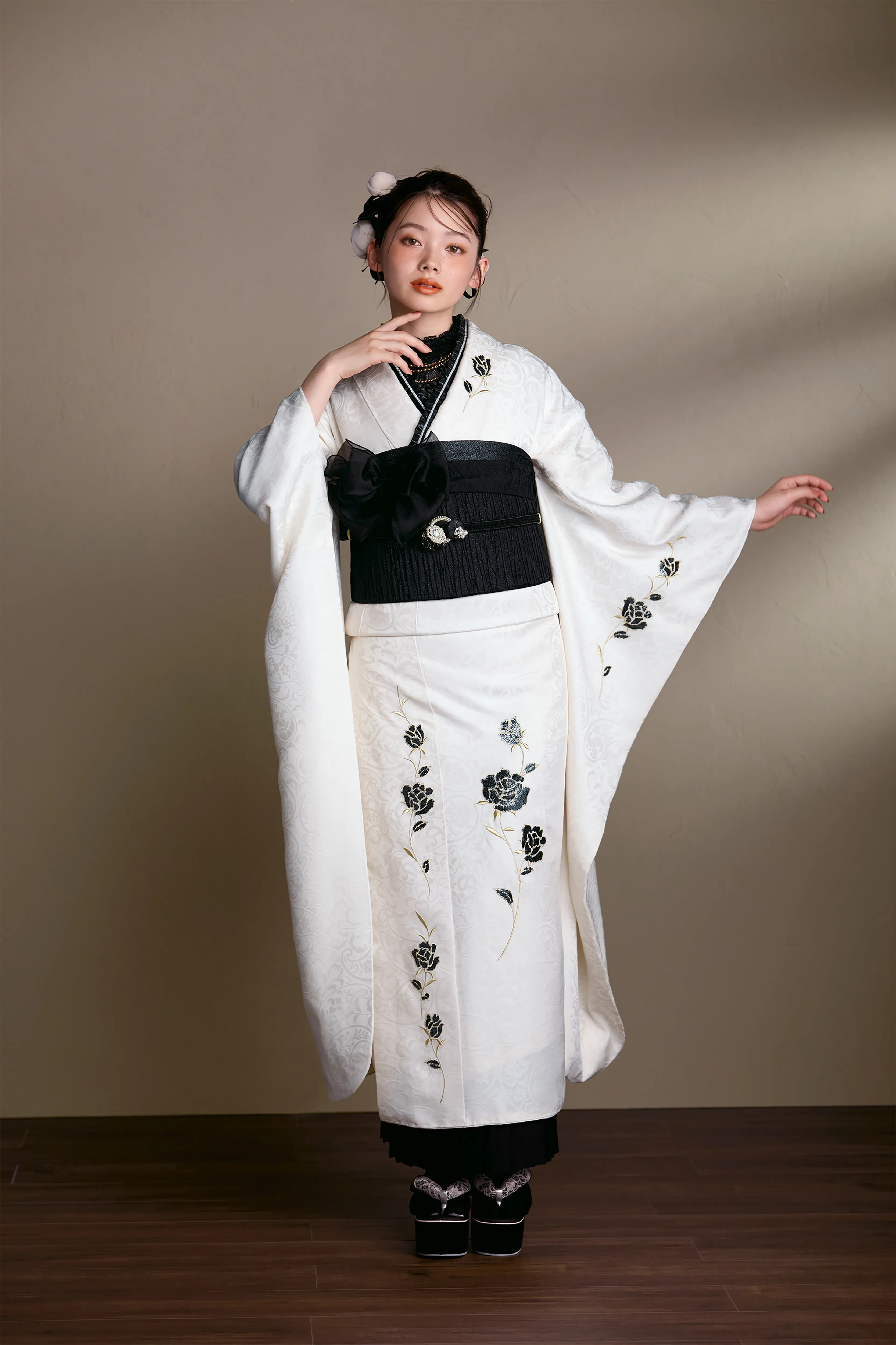 成人式　振袖　LOOKBOOK 　ヴィンテージ　オシャレ　シック　ホワイト　無地　白色　誰ともかぶらない　シンプル