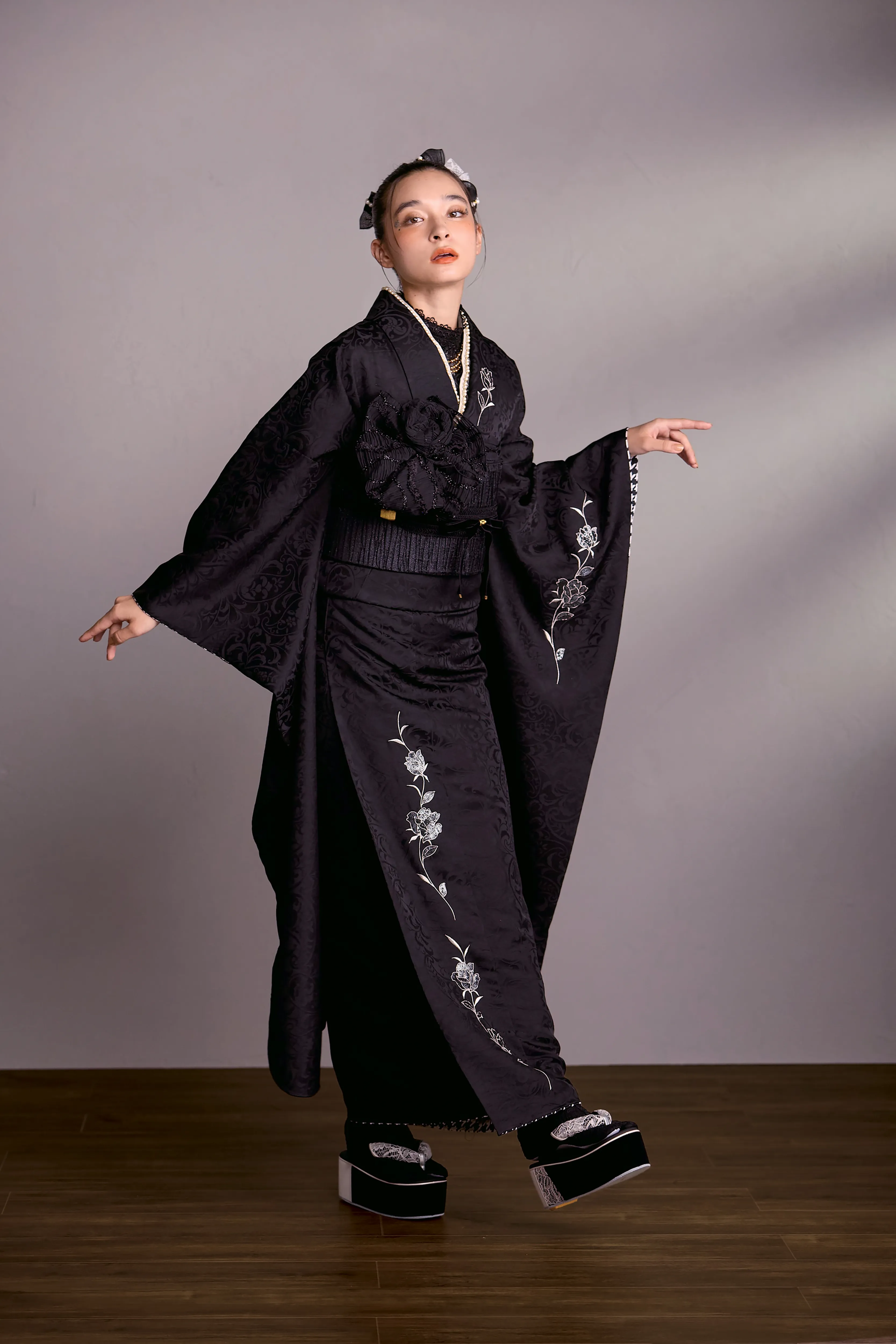 成人式　振袖　LOOKBOOK 　ヴィンテージ　オシャレ　シック　ブラック　無地　黒色　誰ともかぶらない　シンプル