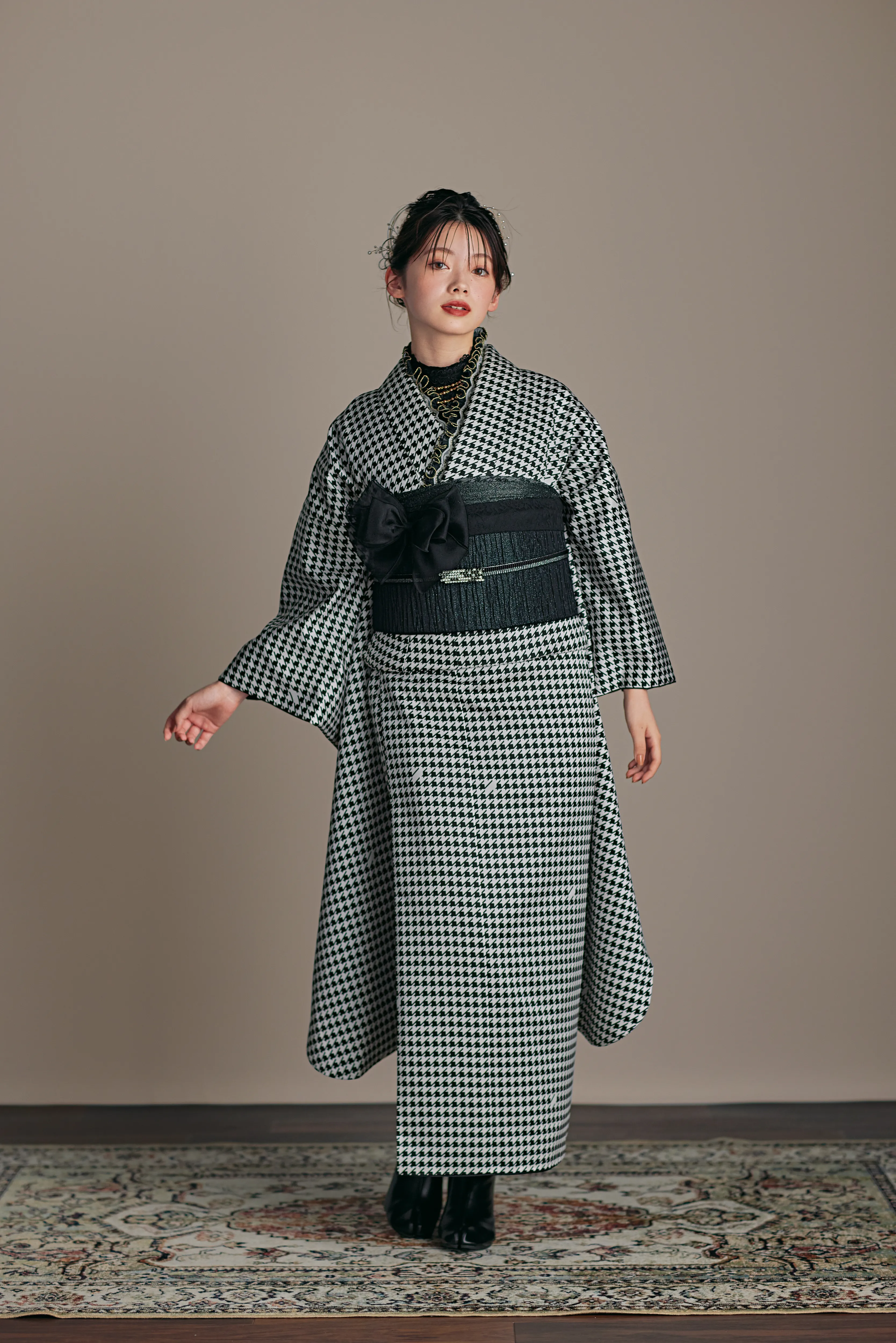 成人式　振袖　LOOKBOOK 　ヴィンテージ　オシャレ　シック　　千鳥柄　ブラック　黒色　誰ともかぶらない　シンプル