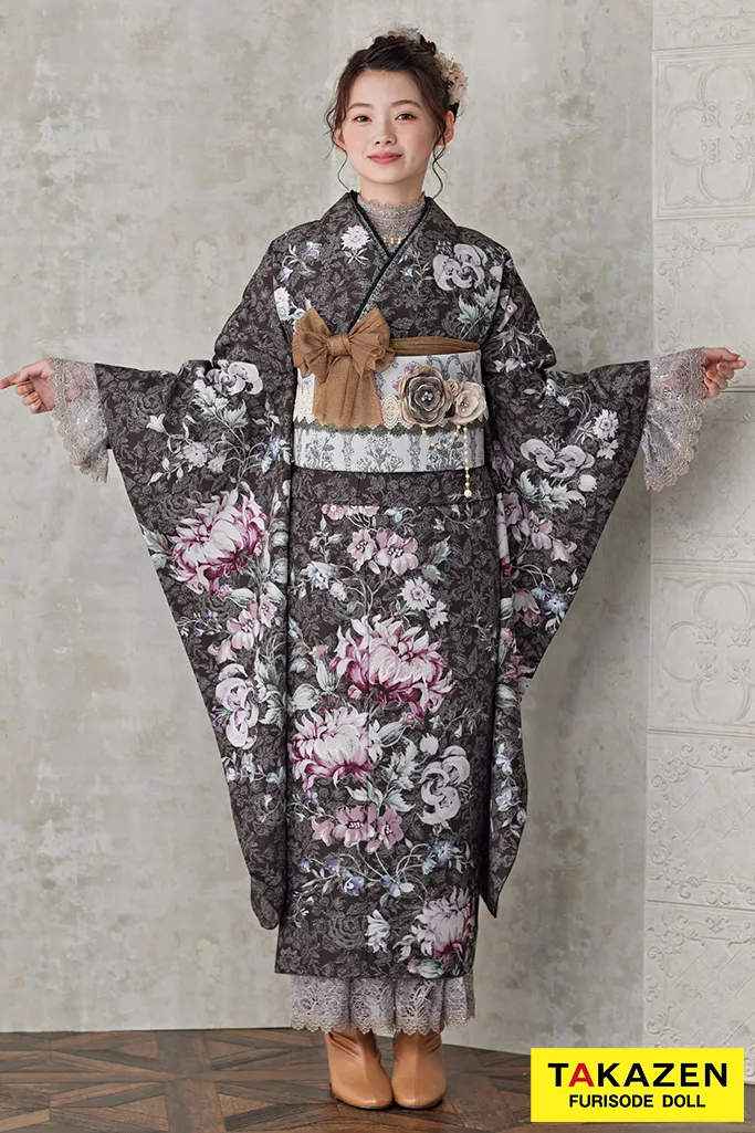 TAKAZENのレンタル振袖 ニューくすみレトロ　グレー/スモーキーカラー　JILL STUART(ジルスチュアート)　アンティーク調　レースインナー/ブーツスタイル　南琴奈【通販可】24018