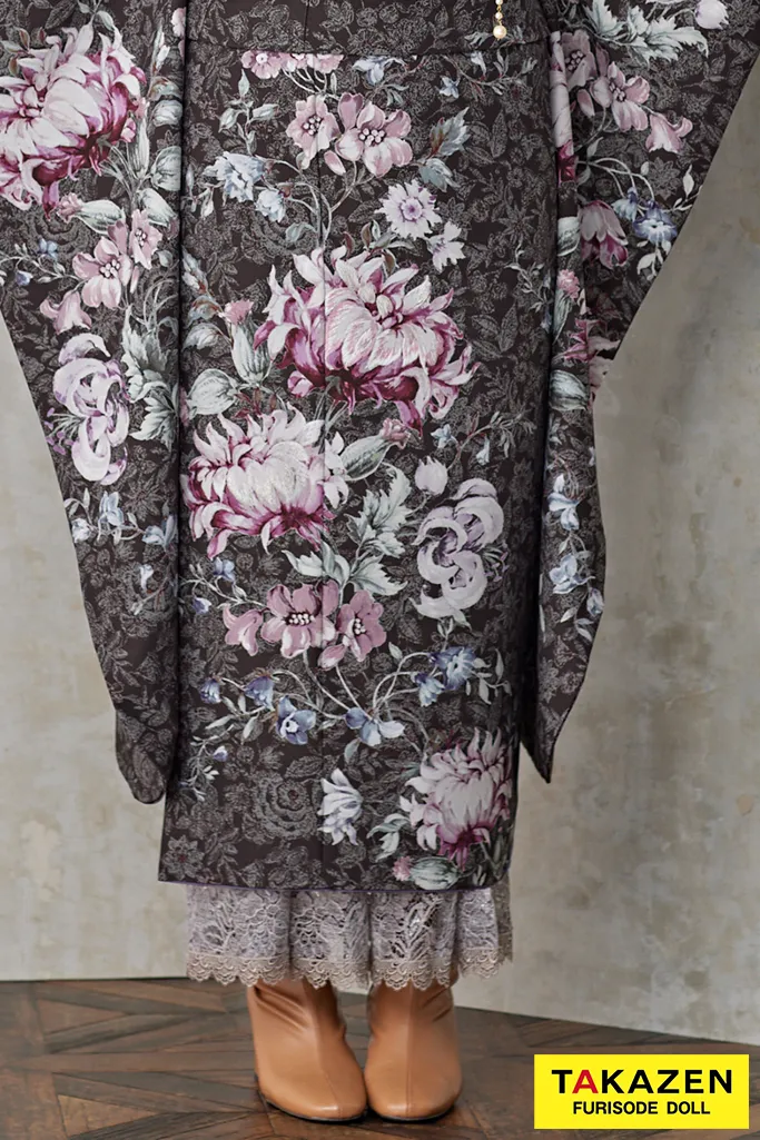 TAKAZENのレンタル振袖 ニューくすみレトロ　グレー/スモーキーカラー　JILL STUART(ジルスチュアート)　アンティーク調　レースインナー/ブーツスタイル　南琴奈【通販可】24018