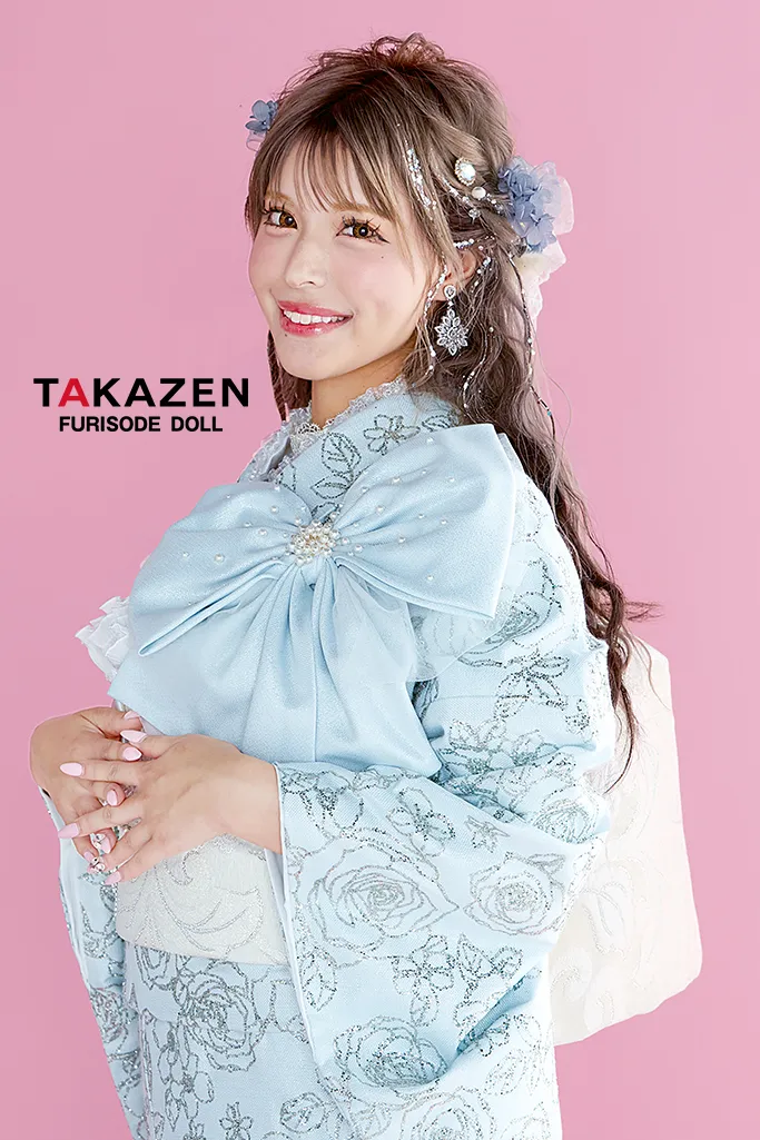 TAKAZENのレンタル振袖 ヘップバーンシュシュ　水色　バラ柄　キラキラ振袖　グリッター　リボン付き　一番かわいい　派手　目立つ　人気キャバ嬢ご用達　今井アンジェリカ【通販可】25008