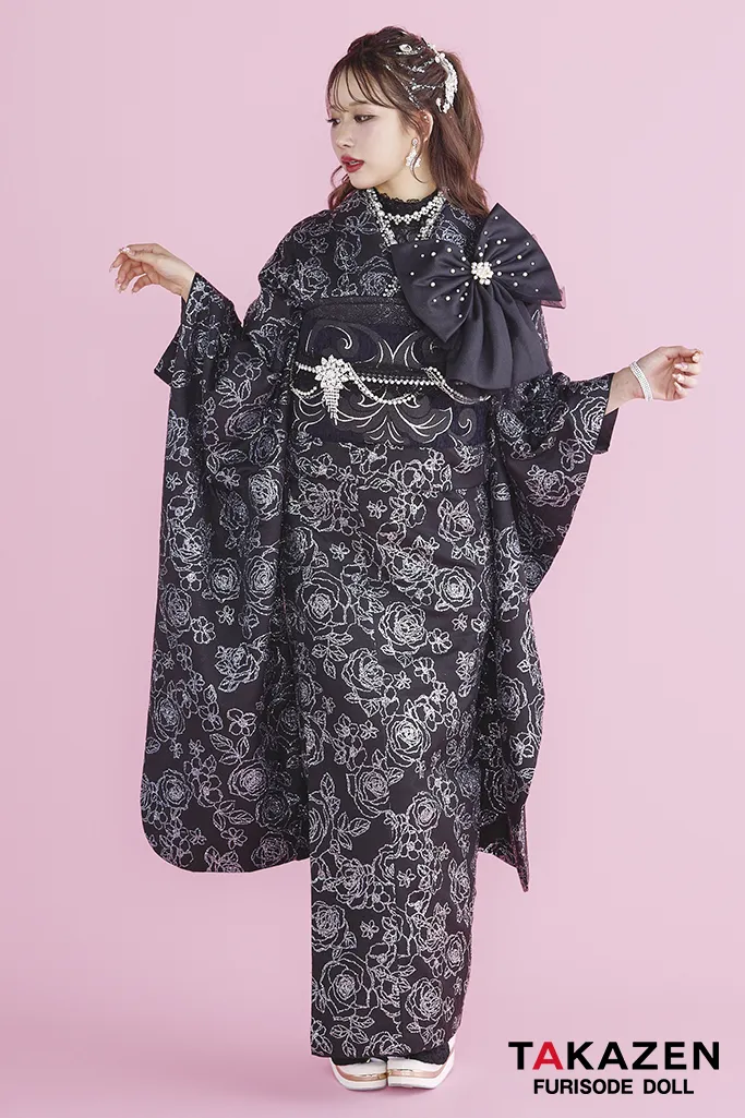 TAKAZENのレンタル振袖 ヘップバーンシュシュ　黒/オールブラック　バラ柄　グリッター　リボン付き　キラキラ振袖　ギャル　派手　かわいい　キャバ嬢　レースインナーコーデ　伊藤桃々【通販可】25010