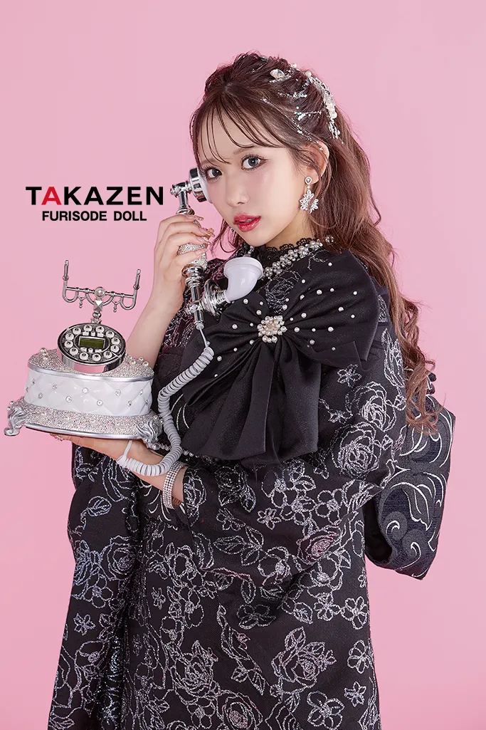TAKAZENのレンタル振袖 ヘップバーンシュシュ　黒/オールブラック　バラ柄　グリッター　リボン付き　キラキラ振袖　ギャル　派手　かわいい　キャバ嬢　レースインナーコーデ　伊藤桃々【通販可】25010