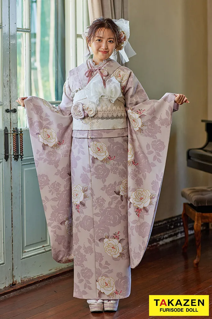 TAKAZENのレンタル振袖 くすみカラーレトロ　ピンク/淡い色　バラ柄　フェミニン　フレンチガーリー　アンティーク調　かわいい振袖　リボン小物アレンジ　香音【通販可】25012