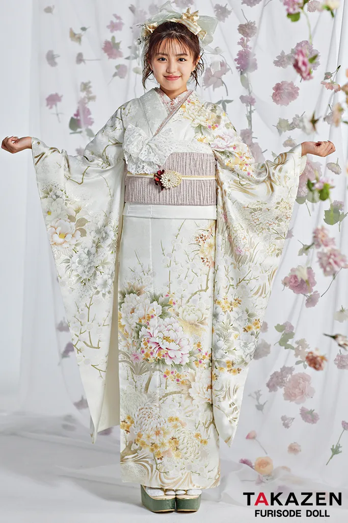 TAKAZENのレンタル振袖 くすみカラーガーリー　アイボリー/白ベース　牡丹柄　透明感　綺麗　かわいらしい　オフカラー　香音ちゃん【通販可】25019