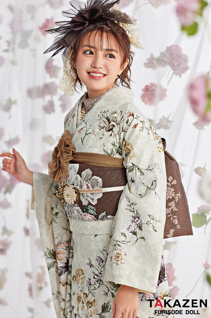 TAKAZENのレンタル振袖 くすみカラーガーリー　アイボリー/白ベース　ボタニカルフラワー　JILL STUART(ジルスチュアート)　かわいらしい　オフカラー　香音ちゃん【通販可】25020
