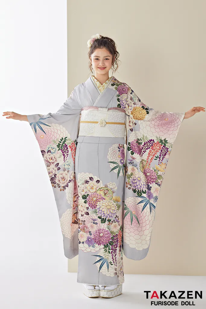 TAKAZENのレンタル振袖 くすみカラー古典　グレー/ニュアンスカラー　菊柄　清楚　大人っぽい　上品　統一感のある着こなし　ブリッジマン遊七【通販可】25022