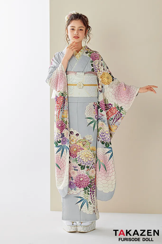 TAKAZENのレンタル振袖 くすみカラー古典 グレー/ニュアンスカラー 菊柄 清楚 大人っぽい 上品 統一感のある着こなし ブリッジマン遊七【通販可】25022