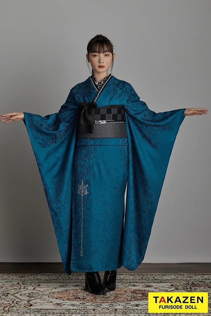 TAKAZENのレンタル振袖 ヴィンテージスタイル　ターコイズブルー/青　柄すくなめ/ワンポイント刺繍　シンプル　大人っぽい　ブーツスタイル【通販可】25032