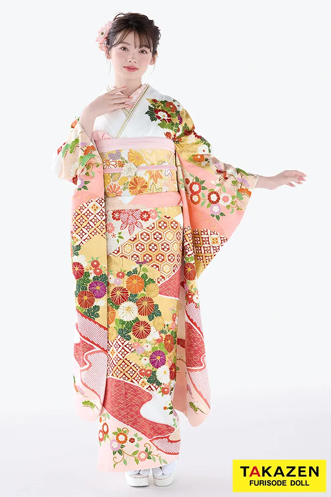 TAKAZENのレンタル振袖 最高級古典柄振袖　吉澤織物/最高級染繍桶絞り友禅　サーモンピンク/白/金　菊柄/吉祥文様　かわいい　南琴奈【通販可】25036
