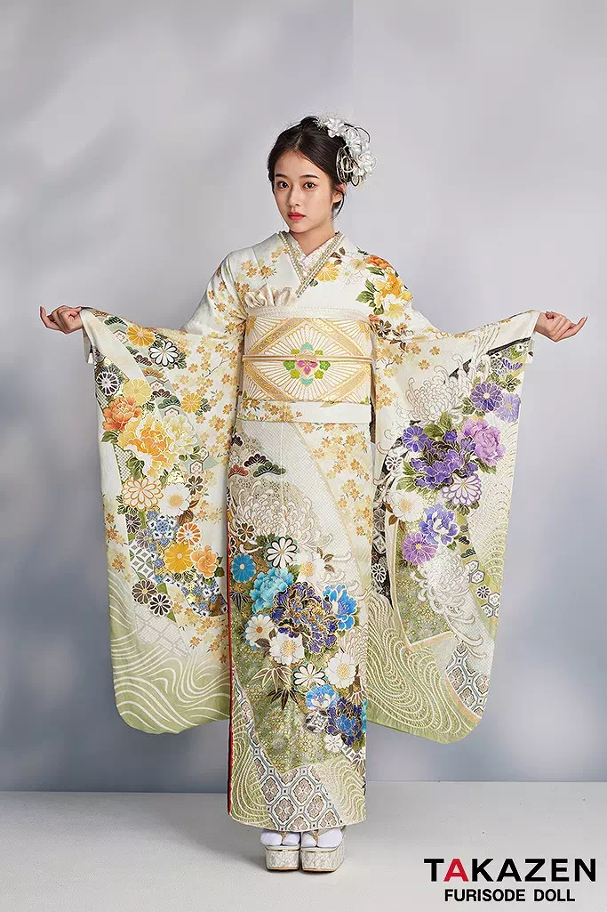 TAKAZENのレンタル振袖 最高級古典柄振袖　関芳/最高級金彩刺繍友禅　白/黄緑/くすみ色　牡丹柄/菊柄　高級振袖　桂由美コレクション　華やか　天翔天音【通販可】25044