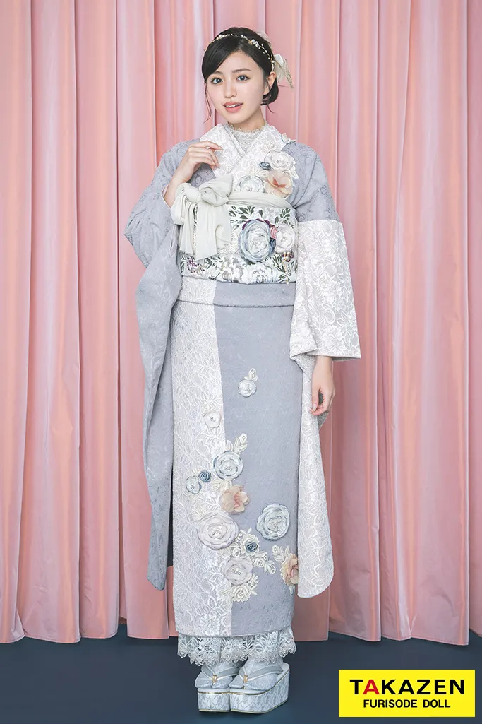 TAKAZENのレンタル振袖 ヘップバーンミニョン　グレー/ニュアンスカラー　立体花　フレンチガーリー　おしゃれ　レースインナー　かわいい　香音【通販可】25080