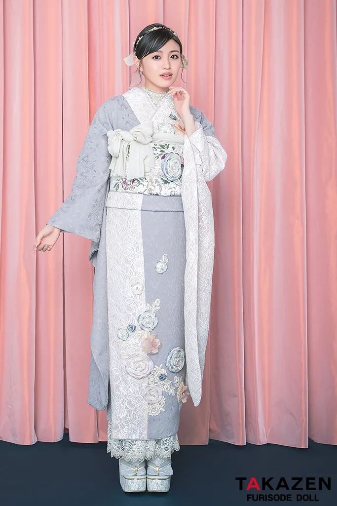 TAKAZENのレンタル振袖 ヘップバーンミニョン　グレー/ニュアンスカラー　立体花　フレンチガーリー　おしゃれ　レースインナー　かわいい　香音【通販可】25080