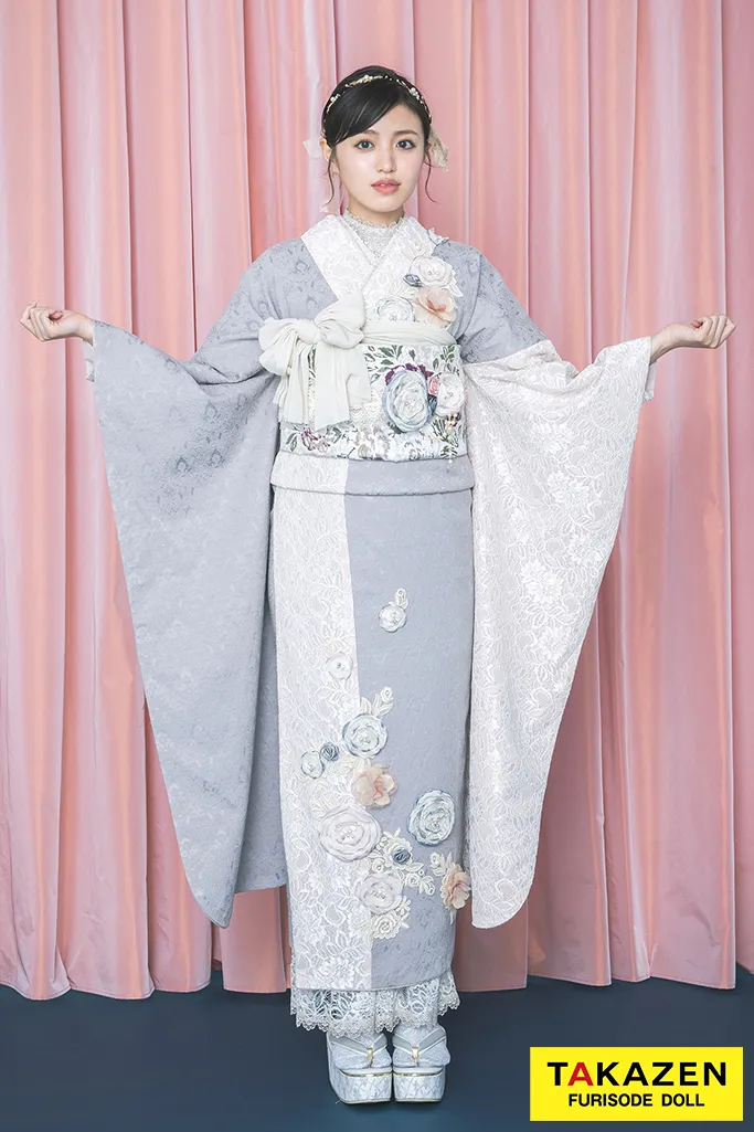 TAKAZENのレンタル振袖 ヘップバーンミニョン　グレー/ニュアンスカラー　立体花　フレンチガーリー　おしゃれ　レースインナー　かわいい　香音【通販可】25080
