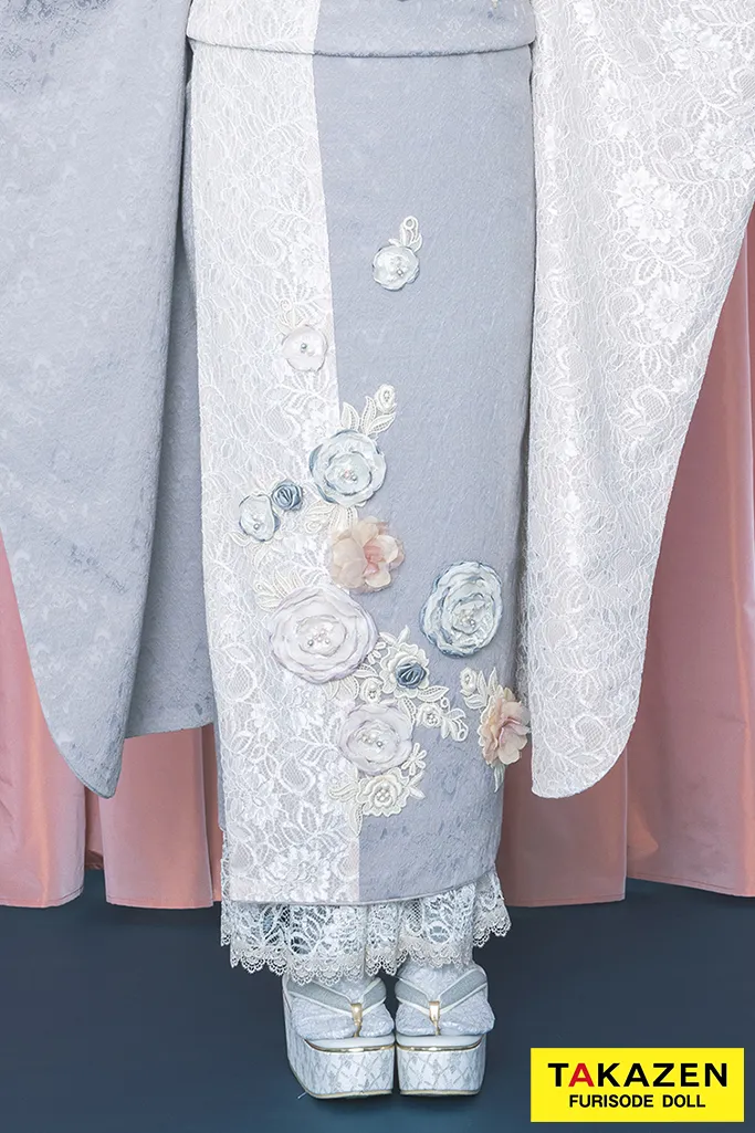 TAKAZENのレンタル振袖 ヘップバーンミニョン　グレー/ニュアンスカラー　立体花　フレンチガーリー　おしゃれ　レースインナー　かわいい　香音【通販可】25080