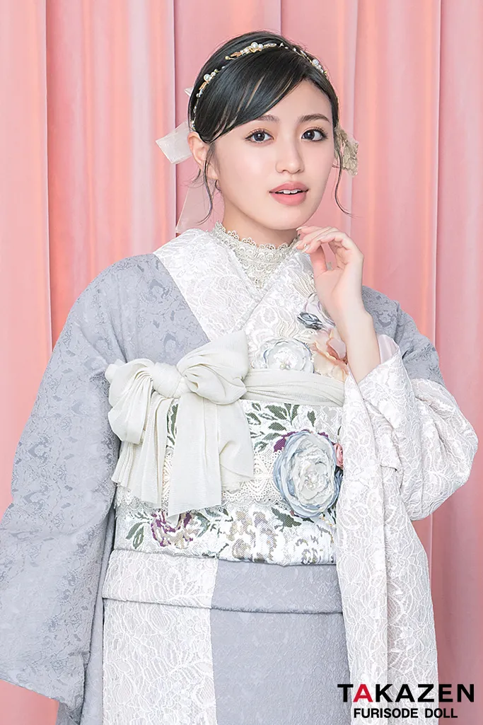 TAKAZENのレンタル振袖 ヘップバーンミニョン　グレー/ニュアンスカラー　立体花　フレンチガーリー　おしゃれ　レースインナー　かわいい　香音【通販可】25080