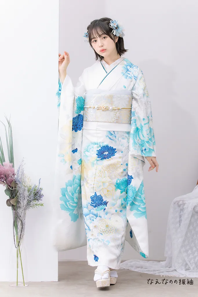TAKAZENのレンタル振袖 なえなのの振袖 白/水色 牡丹柄 透明感のある着こなし 清楚 爽やか【通販可】K929