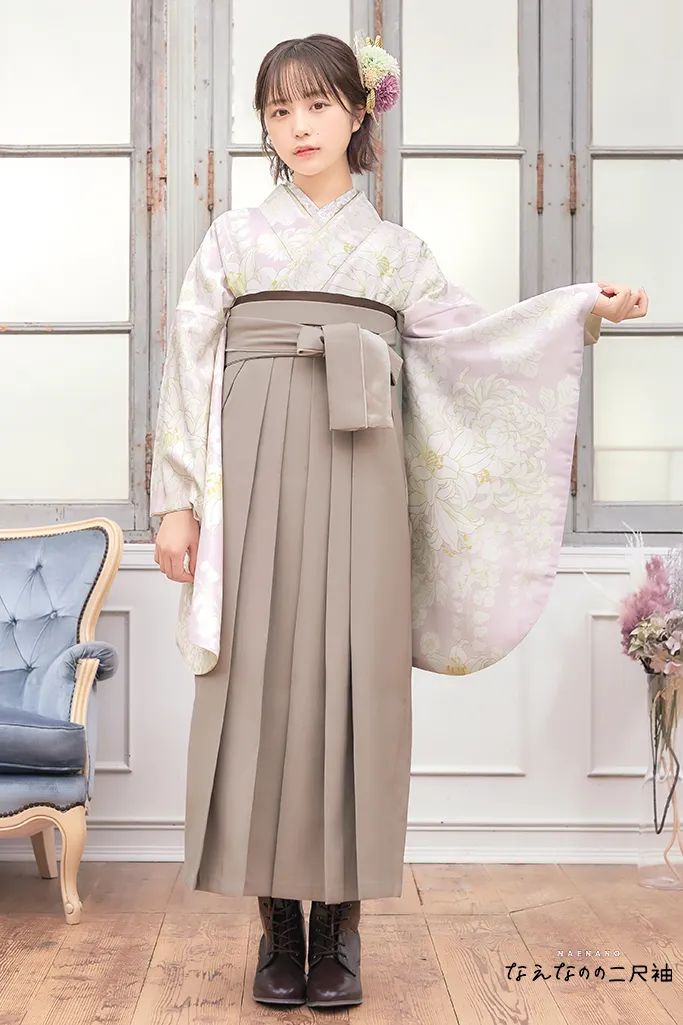 TAKAZENのレンタル袴 くすみカラー古典　薄ピンク/ダスティーカラー/淡い色　百合柄　お洒落袴　ブーツスタイル　なえなのの二尺袖【通販可】R25013