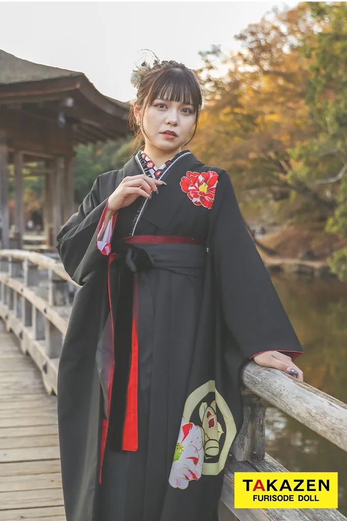 TAKAZENのレンタル袴 玉城ティナ×紅一点　黒/赤　椿柄　ヴィンテージスタイル　かっこいい　大人っぽい　シック　ブーツスタイル【通販可】RY150
