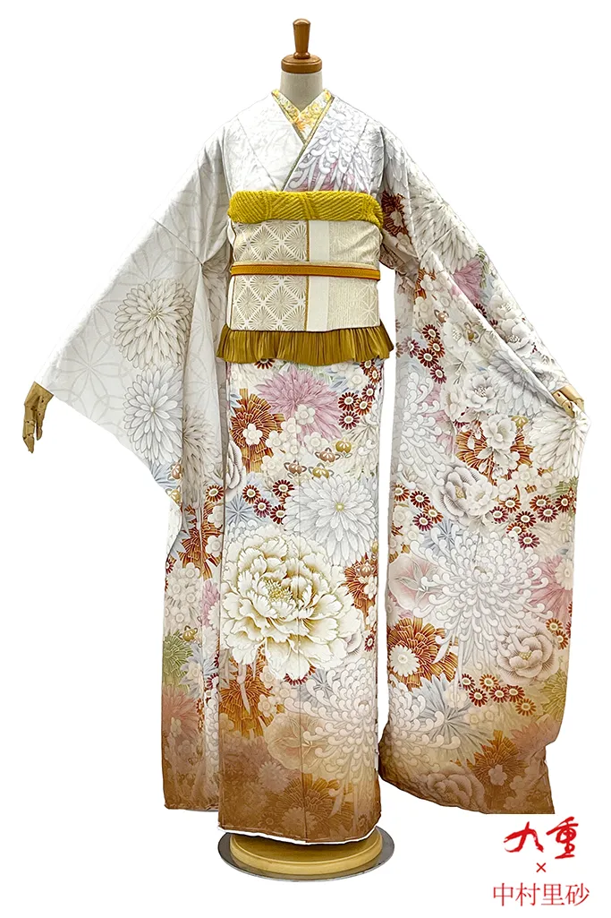 TAKAZENのレンタル振袖 九重×中村里砂　白/黄色　牡丹/菊柄/柄多め　綺麗　かわいい　フレッシュ　ビタミンカラー【通販可】K959