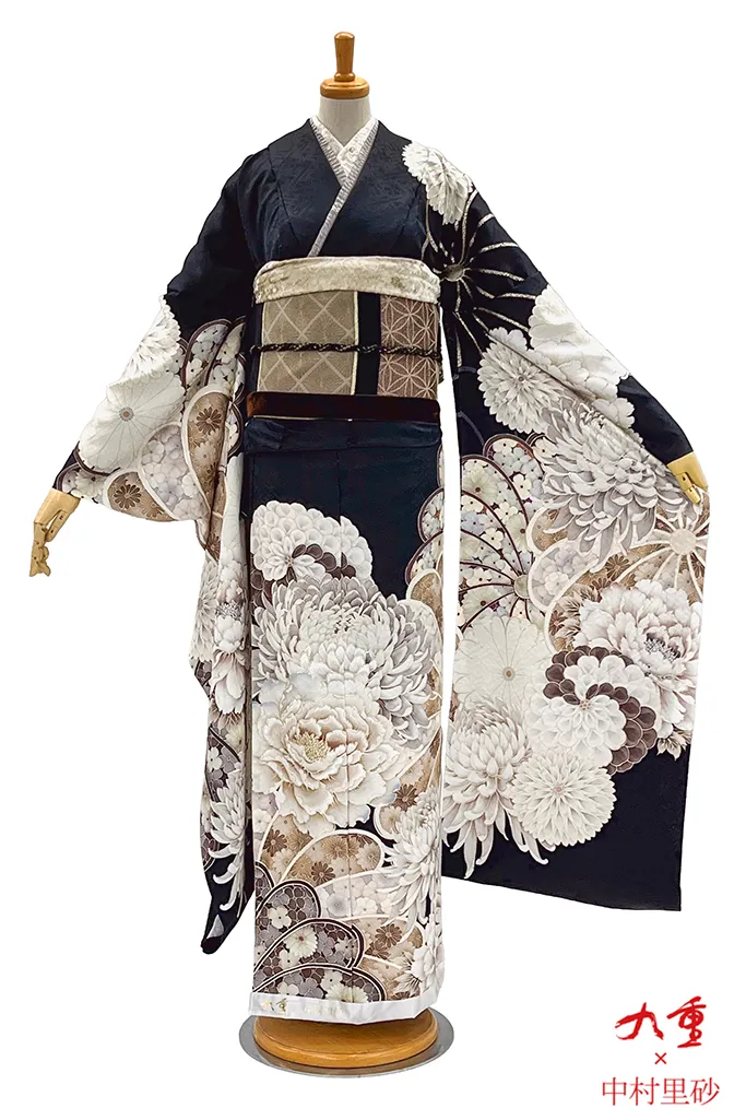 TAKAZENのレンタル振袖 九重×中村里砂　黒/ベージュ　大柄/牡丹柄　シック　大人っぽい　渋い　かっこいい【通販可】K964