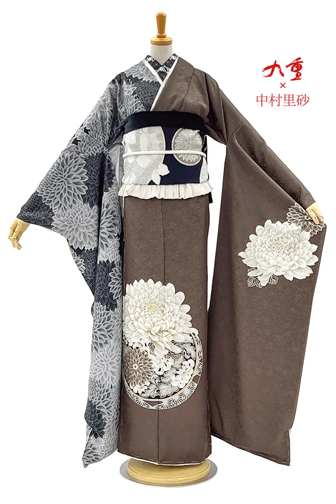 TAKAZENのレンタル振袖 九重×中村里砂　ブラウン/グレー/茶色　大柄/牡丹柄　シンプル　大人っぽい　かっこいい　片身代わり【通販可】K965