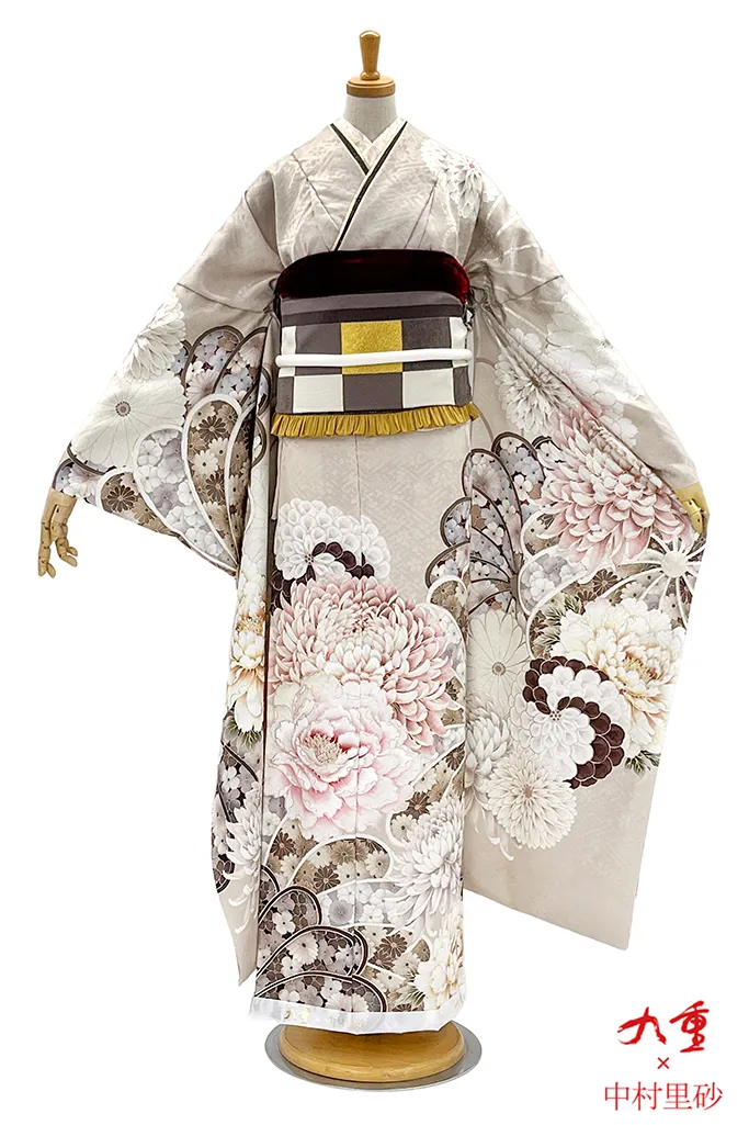 TAKAZENのレンタル振袖 九重×中村里砂　ベージュ/淡い色　大柄/牡丹柄　シンプル　かわいい　お洒落　トレンド　くすみ系【通販可】K963
