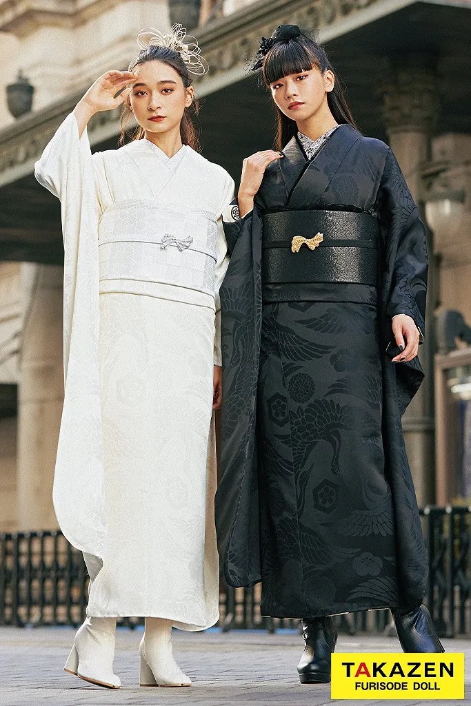 TAKAZENのレンタル振袖 ヴィンテージスタイル　黒/ブラック　無地　大人っぽい着こなし　真っ黒振袖　かっこいい　足袋ブーツ【2024年2025年度流行】【通販可】23009