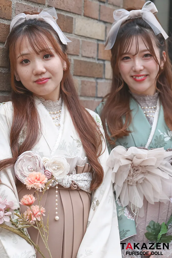 TAKAZENのレンタル袴 ジルスチュアートブランド袴　アイボリー　小花　おしゃれ　統一感のある着こなし　アンティーク調　ブーツ　レースインナーコーデ【通販可】RY155