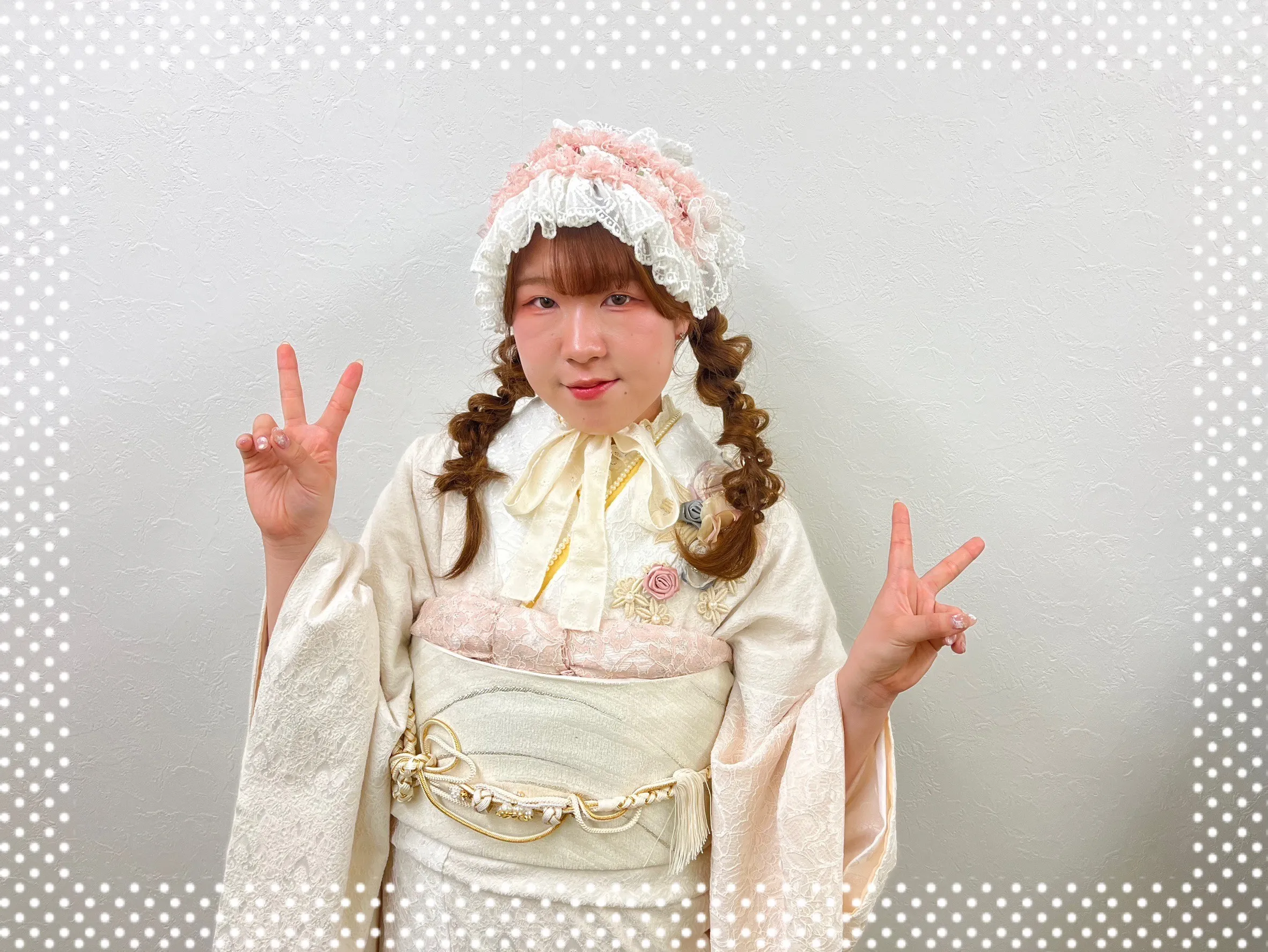 振袖 レンタル 奈良 振袖安い ヘップバーン“ミニョン”(かわいい) 白 立体花 フレンチレトロ おしゃれな ガーリー レースインナー/ブーツコーデ 香音ちゃん