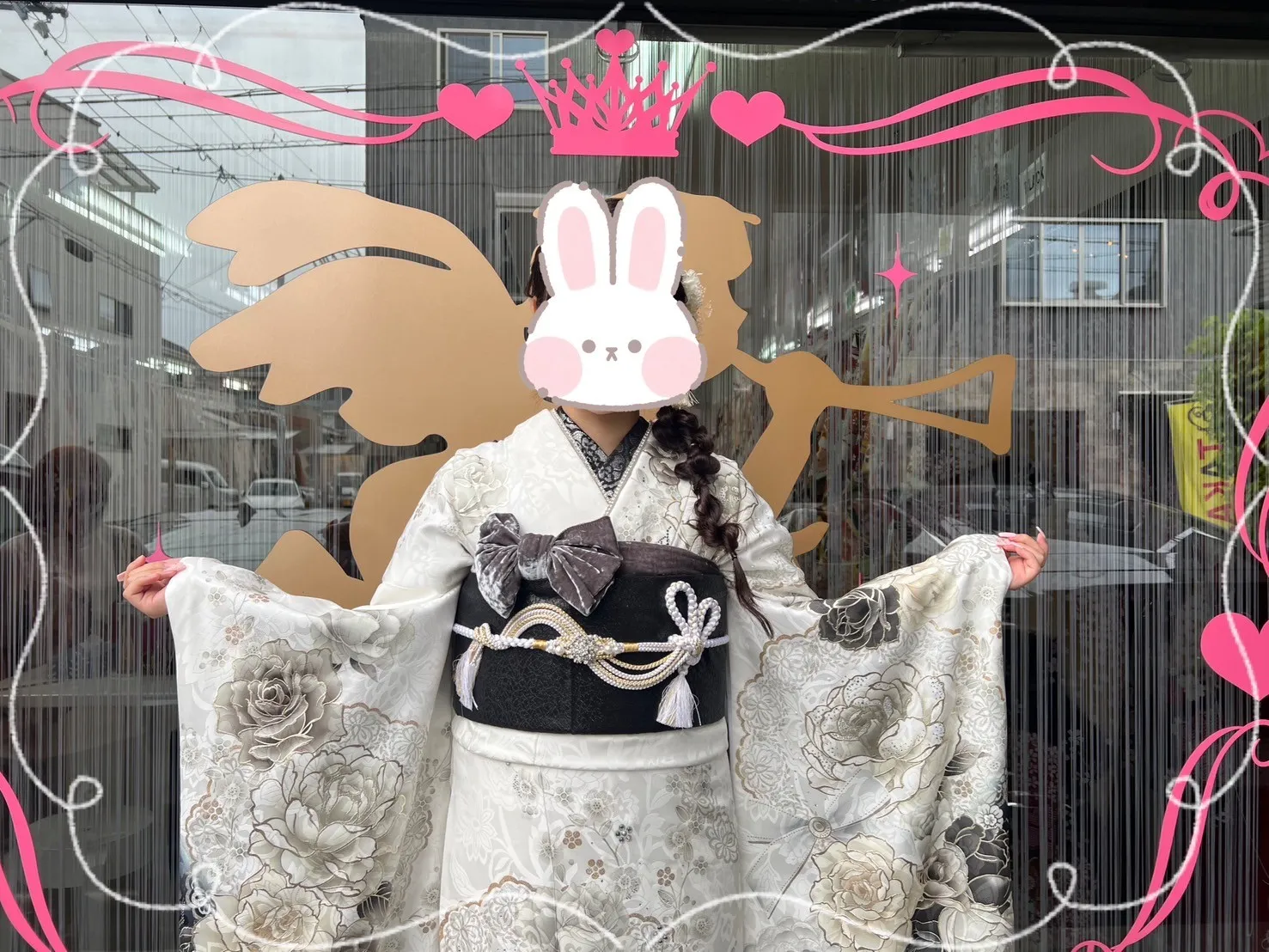 振袖 レンタル 奈良 最新作ヘップバーンコスメカラー 白/黒/ゴールド バラ柄/ブーケ柄 セレブ エレガント リボン キラキラ ドレッシー 香音ちゃん
