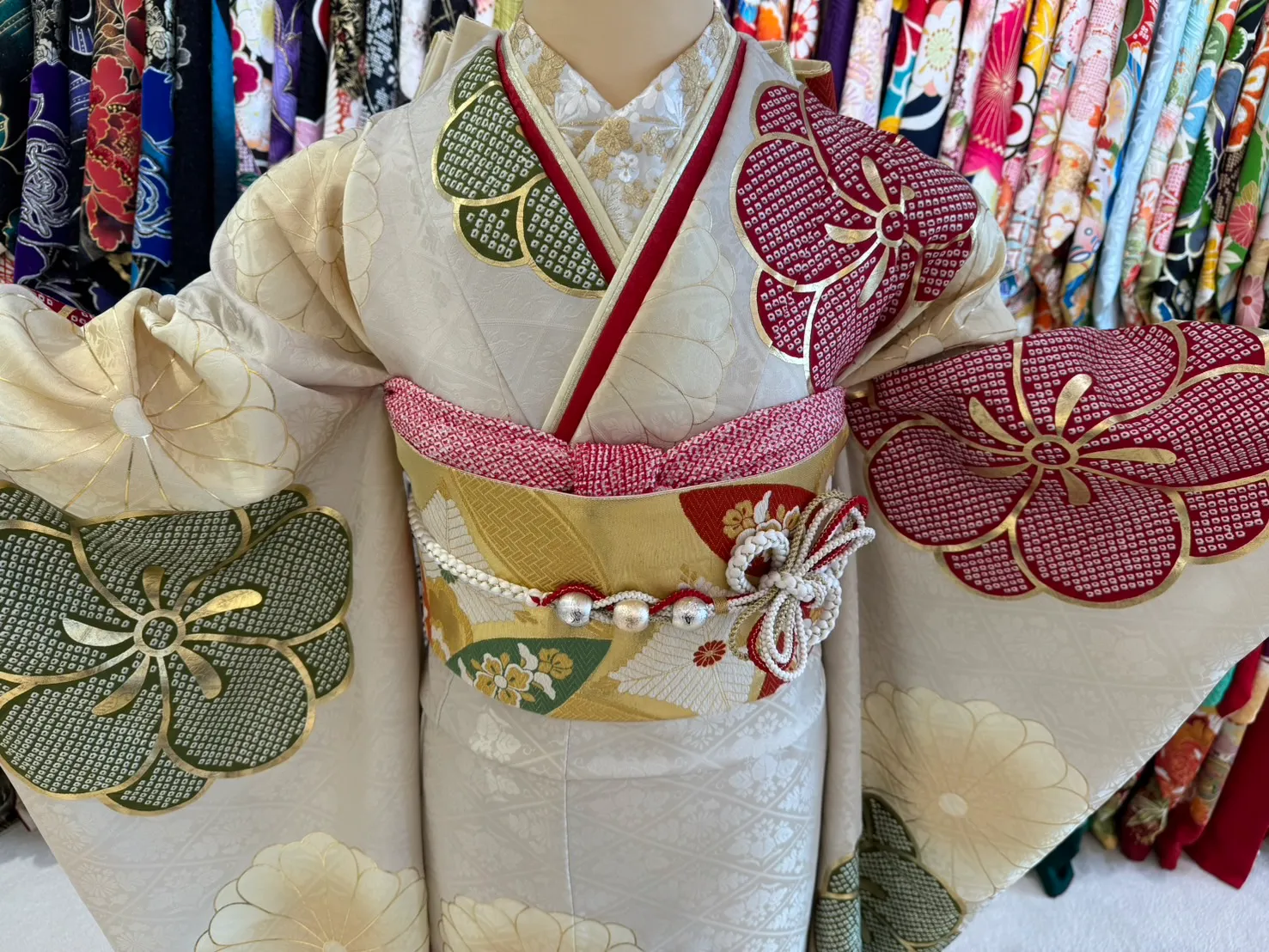 振袖レンタル　成人式　TAKAZEN堺店　くすみ古典　オフホワイト　赤　可愛い