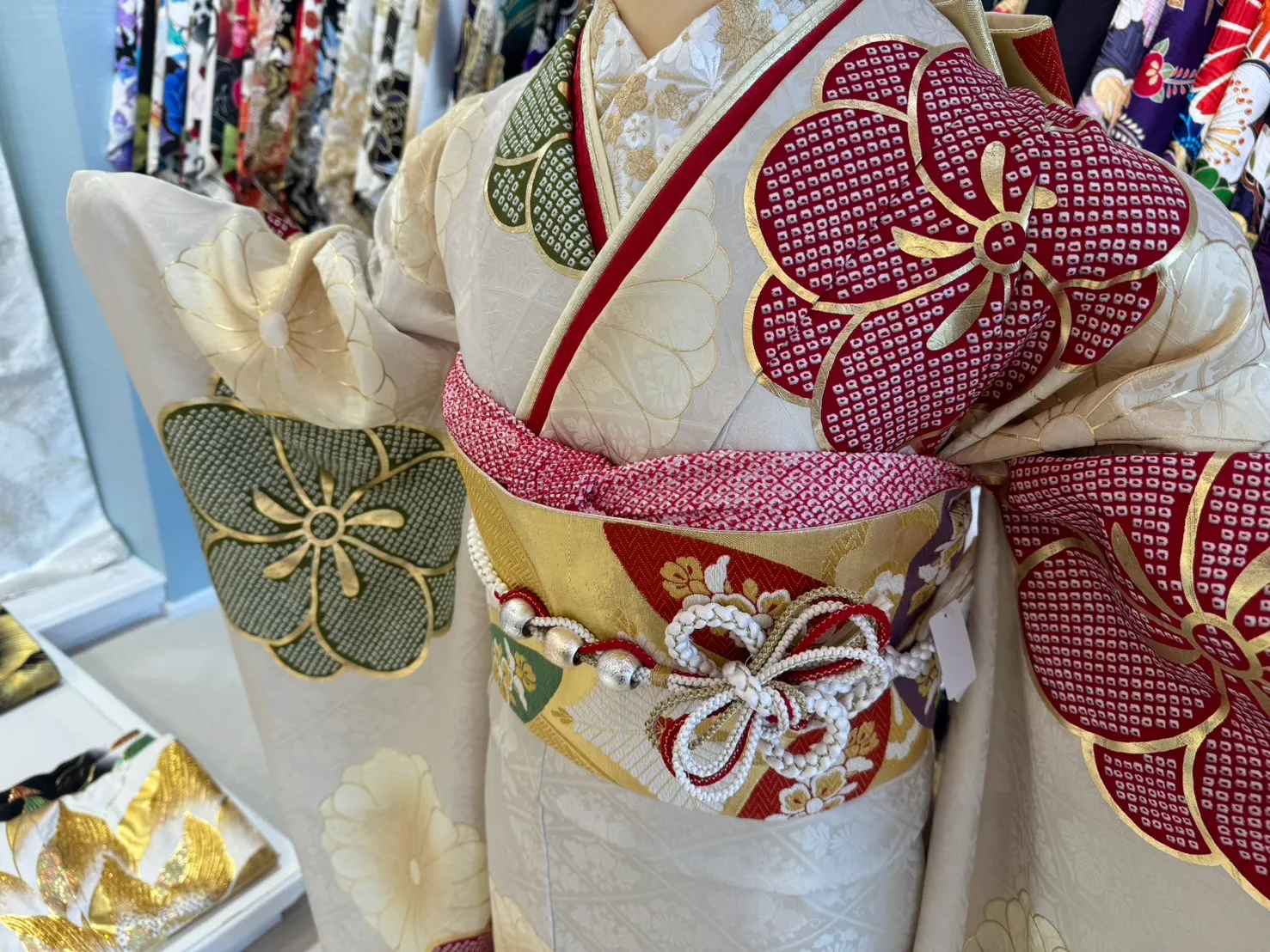 振袖レンタル 成人式 TAKAZEN堺店 くすみ古典 オフホワイト 赤 可愛い