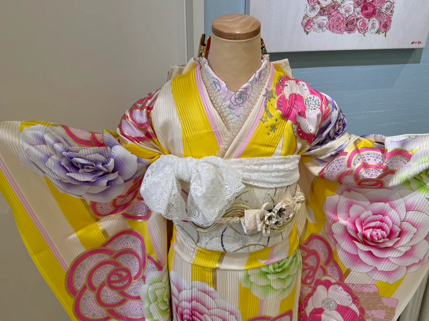成人式振袖　振袖レンタル　TAKAZENオリジナル　ヘップバーン　黄色振袖　ポップ　かわいい　フリル衿　レース帯揚げ