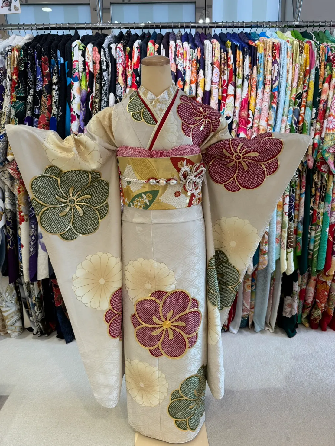 振袖レンタル　成人式　TAKAZEN堺店　くすみ古典　オフホワイト　赤　可愛い