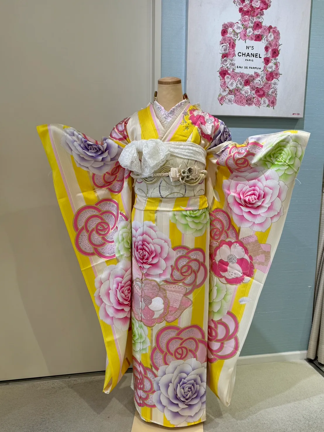 成人式振袖　振袖レンタル　TAKAZENオリジナル　ヘップバーン　黄色振袖　ポップ　かわいい　フリル衿　レース帯揚げ