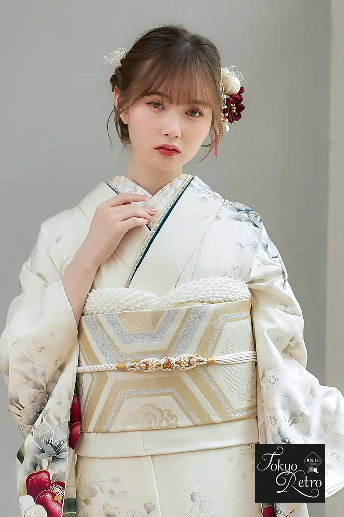 TAKAZENのレンタル振袖 東京レトロ　アイボリー/白ベース　椿柄　アンティーク調　かわいい　人気　マーシュ彩【通販可】K1072