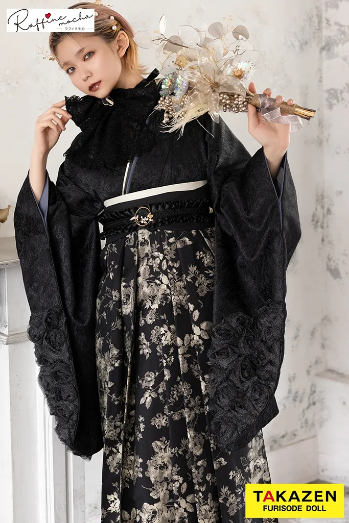 TAKAZENのレンタル袴 ヴィンテージスタイル　黒/黒ベース　無地/バラのお花付き　人と被らない　おしゃれ　ブーツコーデ【通販可】R25087