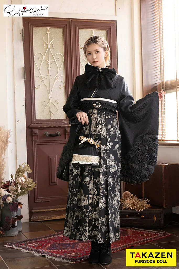 TAKAZENのレンタル袴 ヴィンテージスタイル　黒/黒ベース　無地/バラのお花付き　人と被らない　おしゃれ　ブーツコーデ【通販可】R25087