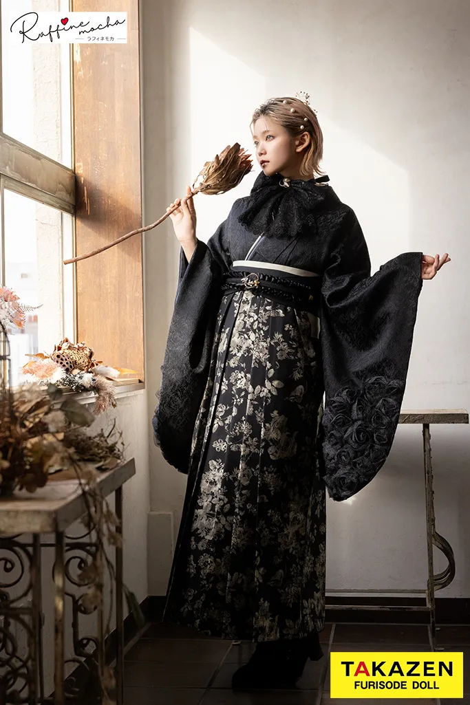 TAKAZENのレンタル袴 ヴィンテージスタイル　黒/黒ベース　無地/バラのお花付き　人と被らない　おしゃれ　ブーツコーデ【通販可】R25087
