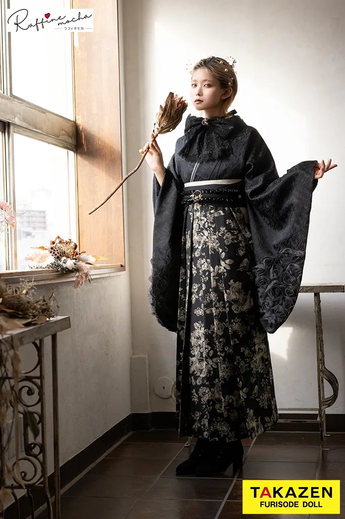 TAKAZENのレンタル袴 ヴィンテージスタイル　黒/黒ベース　無地/バラのお花付き　人と被らない　おしゃれ　ブーツコーデ【通販可】R25087