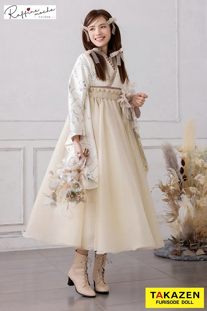 TAKAZENのレンタル袴 くすみカラーガーリー　オフホワイト　ドレス袴　お洒落　トレンド　ブーツスタイル【通販可】R25090