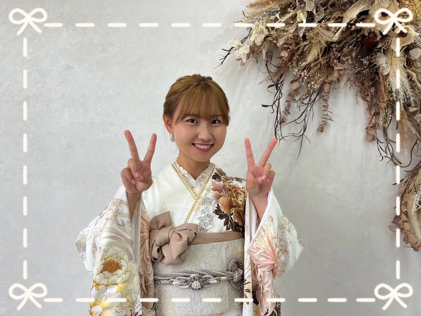 振袖 レンタル 橿原 前撮り 吉木千沙都 白/ブラウン/くすみカラー 牡丹柄 お洒落 スワロフスキー