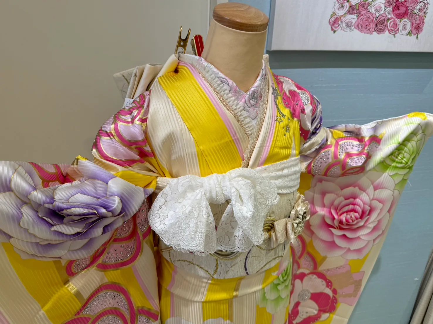 成人式振袖　振袖レンタル　TAKAZENオリジナル　ヘップバーン　黄色振袖　ポップ　かわいい　フリル衿　レース帯揚げ