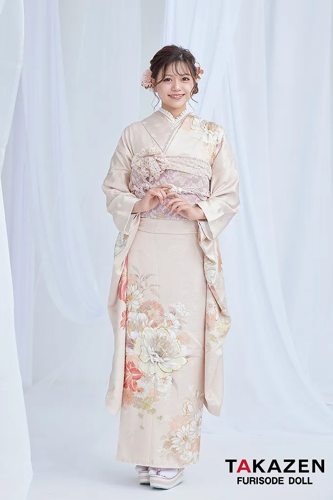 TAKAZENのレンタル振袖 くすみカラー古典　サーモンピンク/淡い色　ユリ柄　シンプル　すっきり　かわいい　レース小物　じゅり【通販可】G63