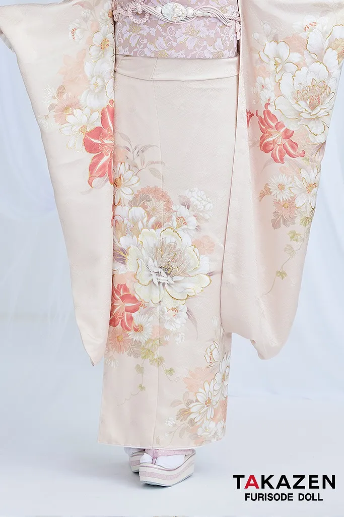 TAKAZENのレンタル振袖 くすみカラー古典　サーモンピンク/淡い色　ユリ柄　シンプル　すっきり　かわいい　レース小物　じゅり【通販可】G63