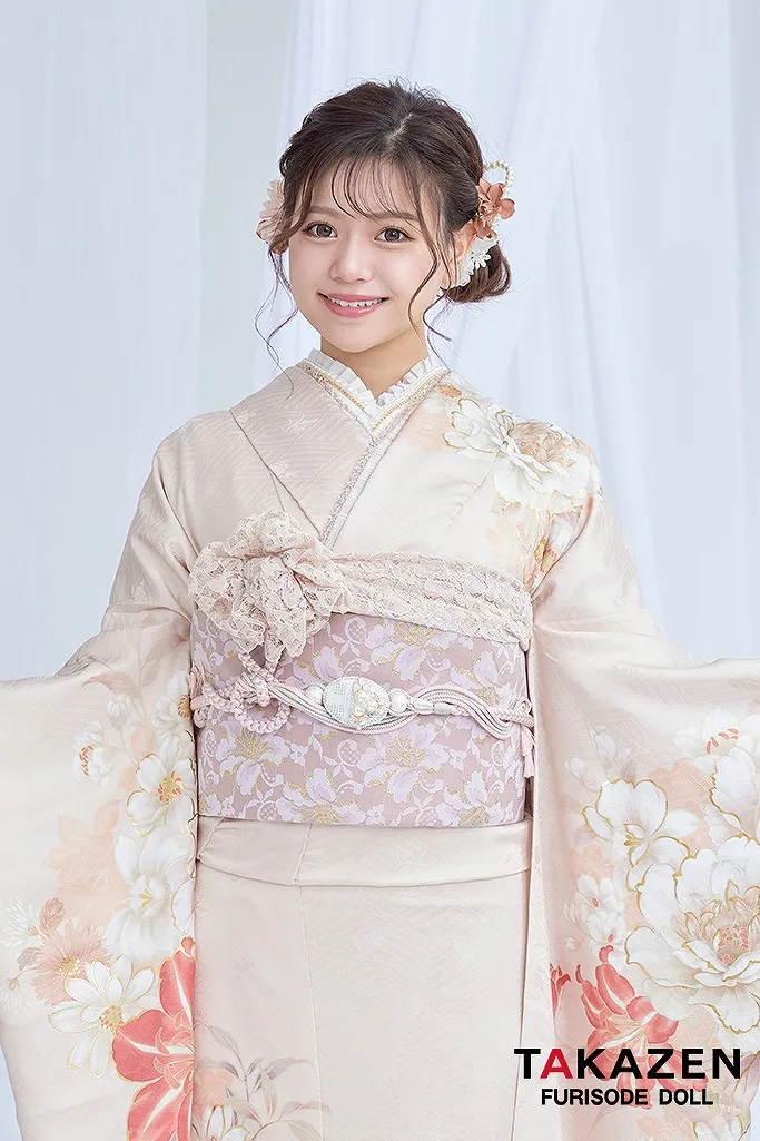 TAKAZENのレンタル振袖 くすみカラー古典　サーモンピンク/淡い色　ユリ柄　シンプル　すっきり　かわいい　レース小物　じゅり【通販可】G63
